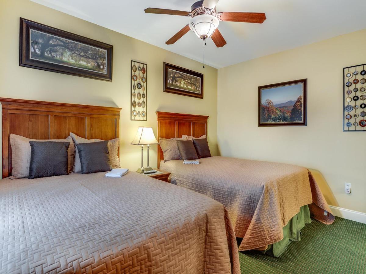 Downtown Delight, 2 Bedrooms, Pool, Hot Tub, Sleeps 6 개틀린버그 외부 사진